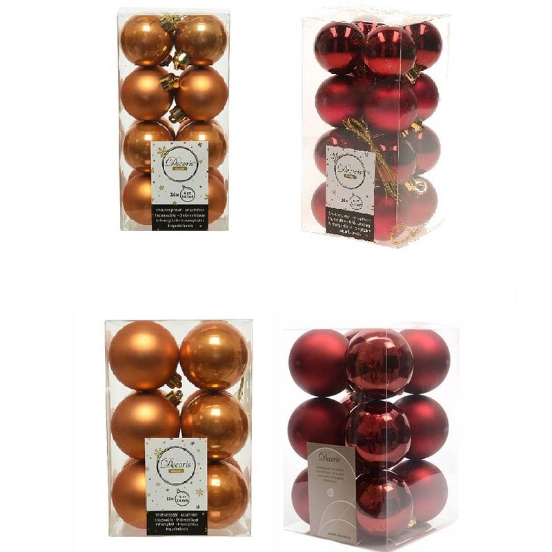 Foto van Kerstversiering kunststof kerstballen mix cognac bruin/donkerrood 4 en 6 cm pakket van 80x stuks - kerstbal