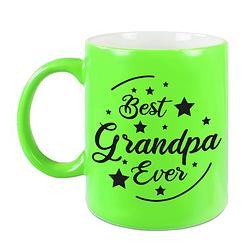 Foto van Best grandpa ever cadeau koffiemok / theebeker neon groen 330 ml - feest mokken