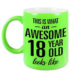 Foto van Awesome 18 year cadeau mok / beker neon groen 330 ml - feest mokken