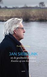 Foto van Jan siebelink en de geschiedenis achter knielen op een bed violen - fred van lieburg - paperback (9789461539588)