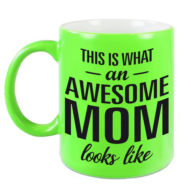 Foto van Awesome mom cadeau mok / beker neon groen voor moederdag 330 ml - feest mokken