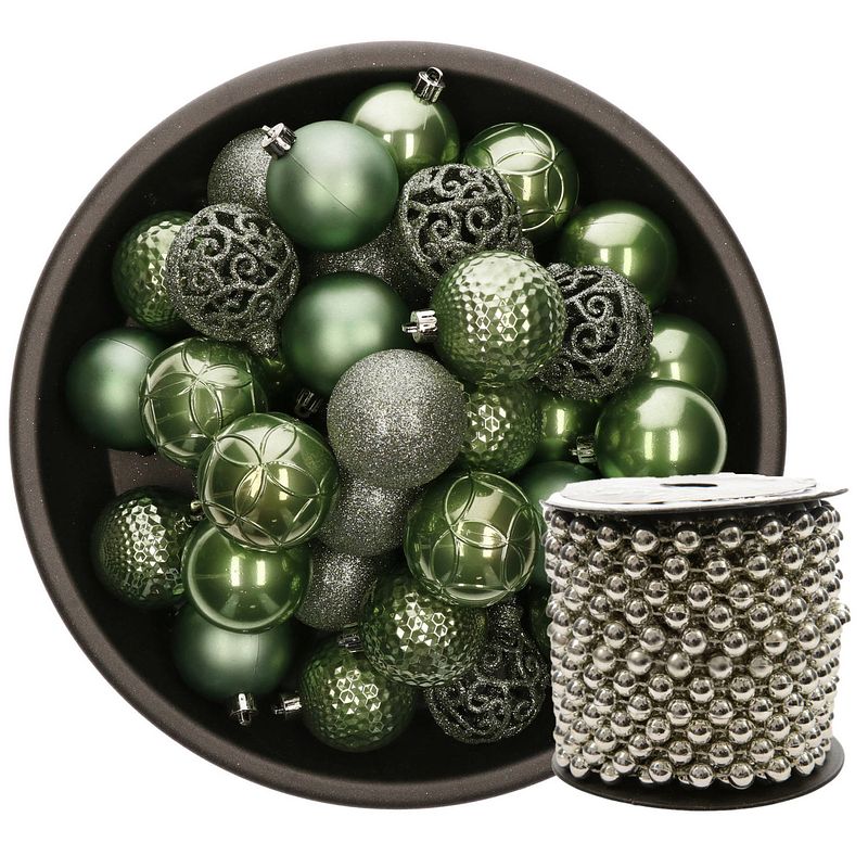 Foto van Kunststof kerstballen 37x stuks salie groen 6 cm en kralenslinger zilver - kerstbal