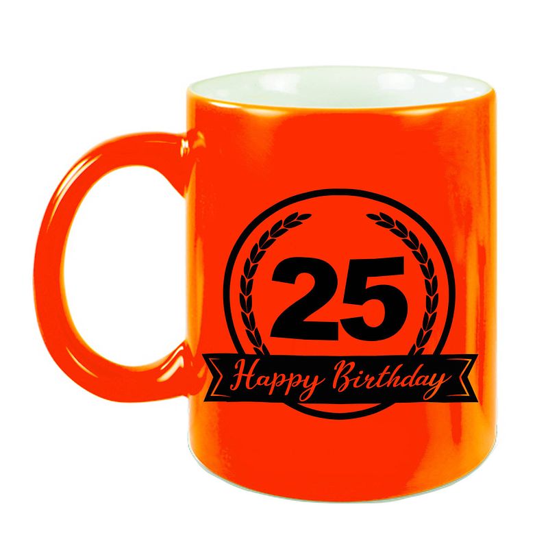 Foto van Happy birthday 25 years cadeau mok / beker neon oranje met wimpel 330 ml - feest mokken