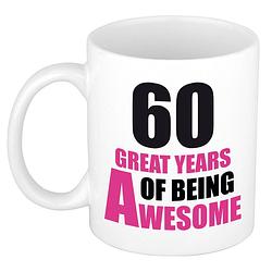 Foto van 60 great years of being awesome cadeau mok / beker wit en roze - feest mokken