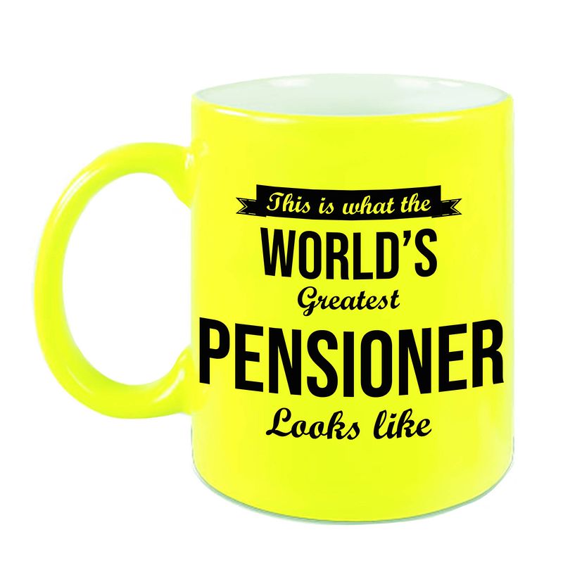 Foto van How the worlds greatest pensioner looks like mok / beker neon geel pensioen cadeau collega 330 ml - feest mokken