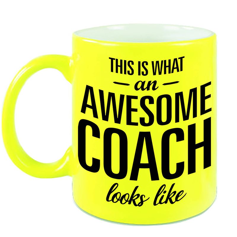 Foto van Awesome coach cadeau mok / beker neon geel 330 ml - feest mokken