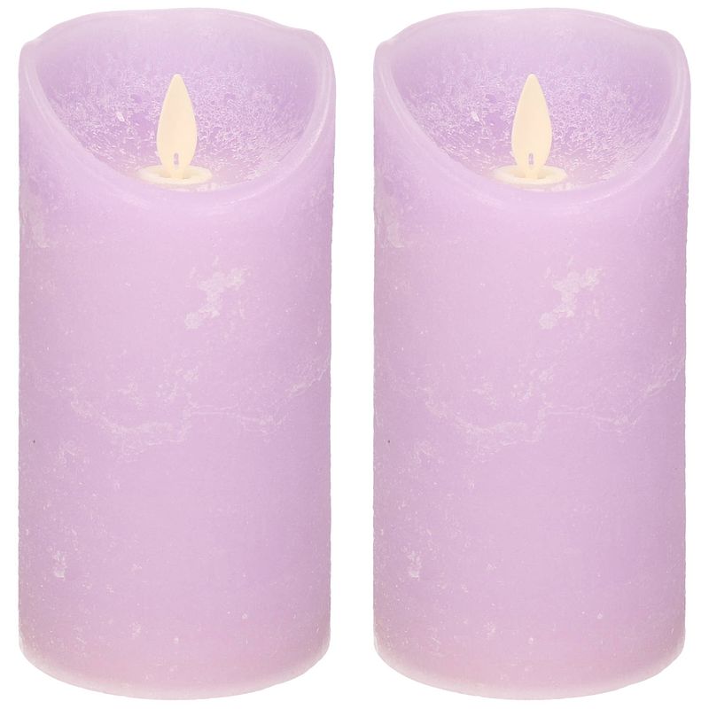 Foto van 2x lila paarse led kaarsen / stompkaarsen met bewegende vlam 15 cm - led kaarsen