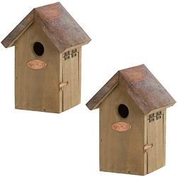 Foto van 2x houten vogelhuisjes/nestkastjes winterkoning koperen dak - tuindecoratie vogelnest nestkast vogelhuisjes - tuindieren