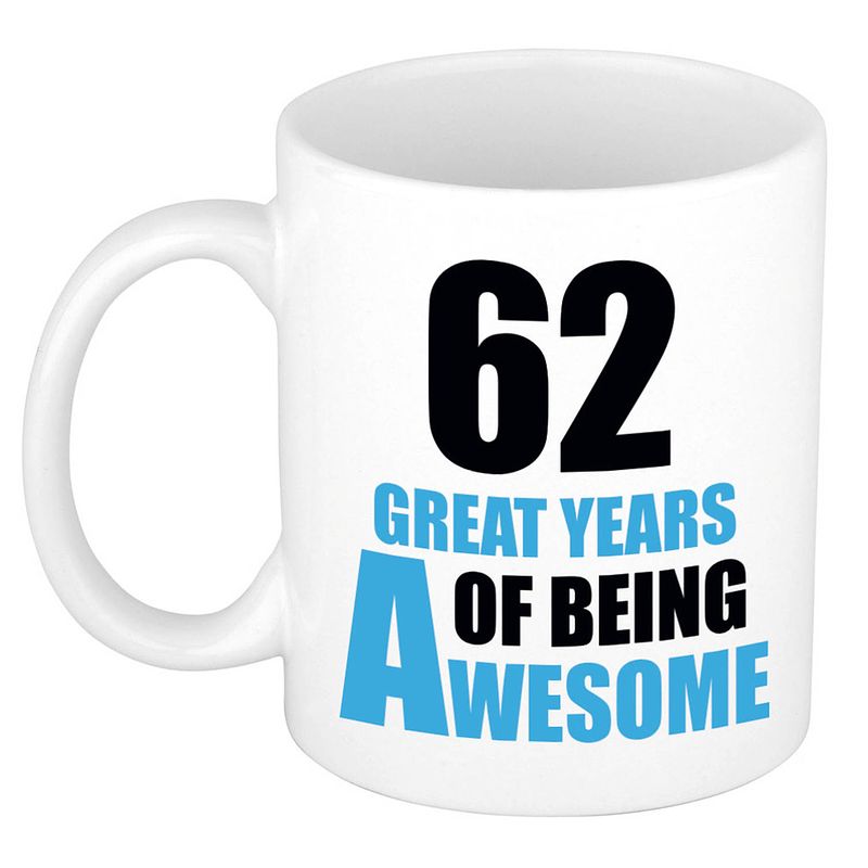 Foto van 62 great years of being awesome cadeau mok / beker wit en blauw - feest mokken