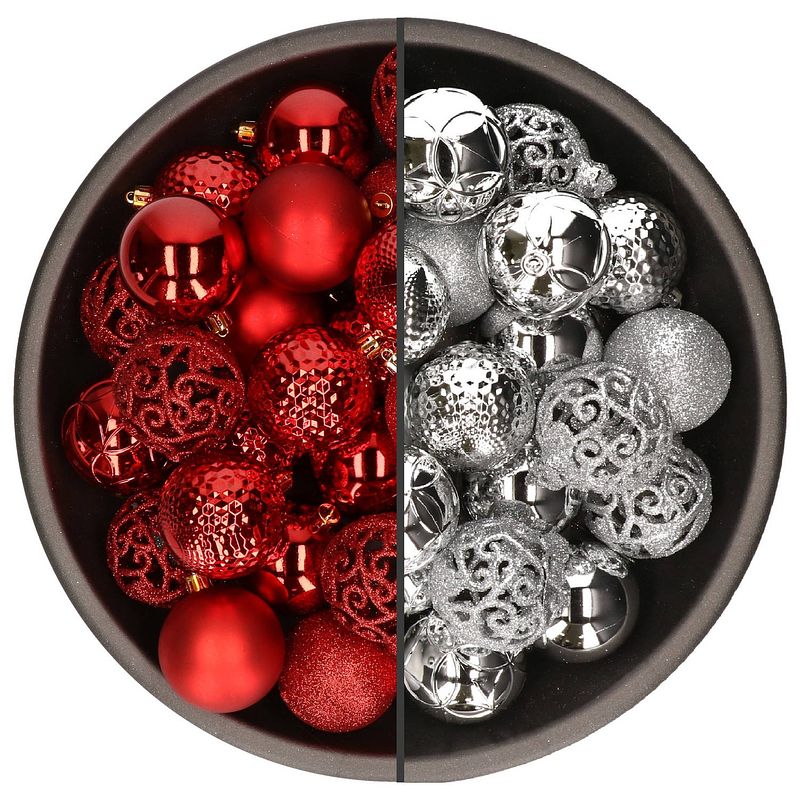 Foto van 74x stuks kunststof kerstballen mix van rood en zilver 6 cm - kerstbal