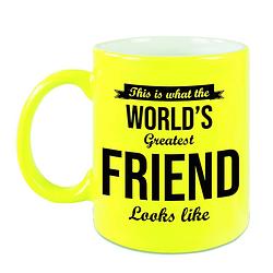 Foto van Worlds greatest friend cadeau koffiemok / theebeker neon geel 330 ml - feest mokken