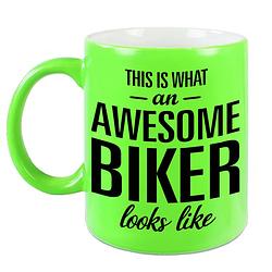 Foto van Awesome biker cadeau mok / beker neon groen 330 ml - feest mokken