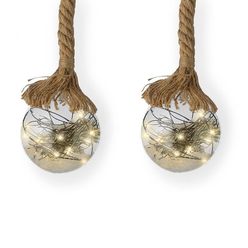 Foto van 2x stuks verlichte glazen kerstballen aan touw met 30 lampjes zilver/warm wit 14 cm - kerstverlichting figuur