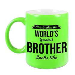 Foto van Worlds greatest brother cadeau koffiemok / theebeker neon groen 330 ml - feest mokken