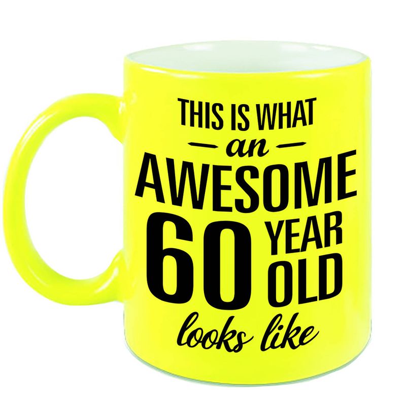 Foto van Awesome 60 year cadeau mok / beker neon geel 330 ml - feest mokken