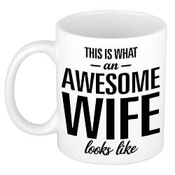 Foto van Awesome wife / echtgenote cadeau mok / beker 300 ml - feest mokken