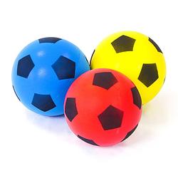 Foto van Voetbal 12 cm - soft/foam in vrolijke kleuren: geel, blauw, paars of rood