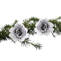 Foto van 2x stuks kerstboom bloemen op clip zilver/wit en besneeuwd 18 cm - kunstbloemen