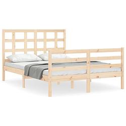 Foto van The living store massief grenenhouten bedframe - 205.5 x 125.5 x 100 cm - functioneel hoofd- en voeteneinde