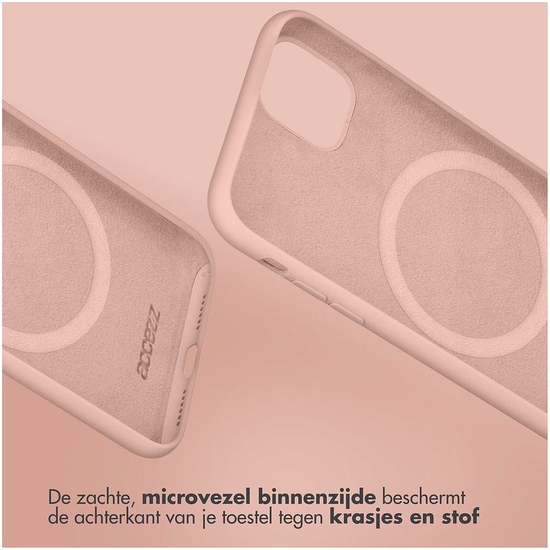 Foto van Accezz liquid silicone backcover met magsafe iphone 16 pro telefoonhoesje roze