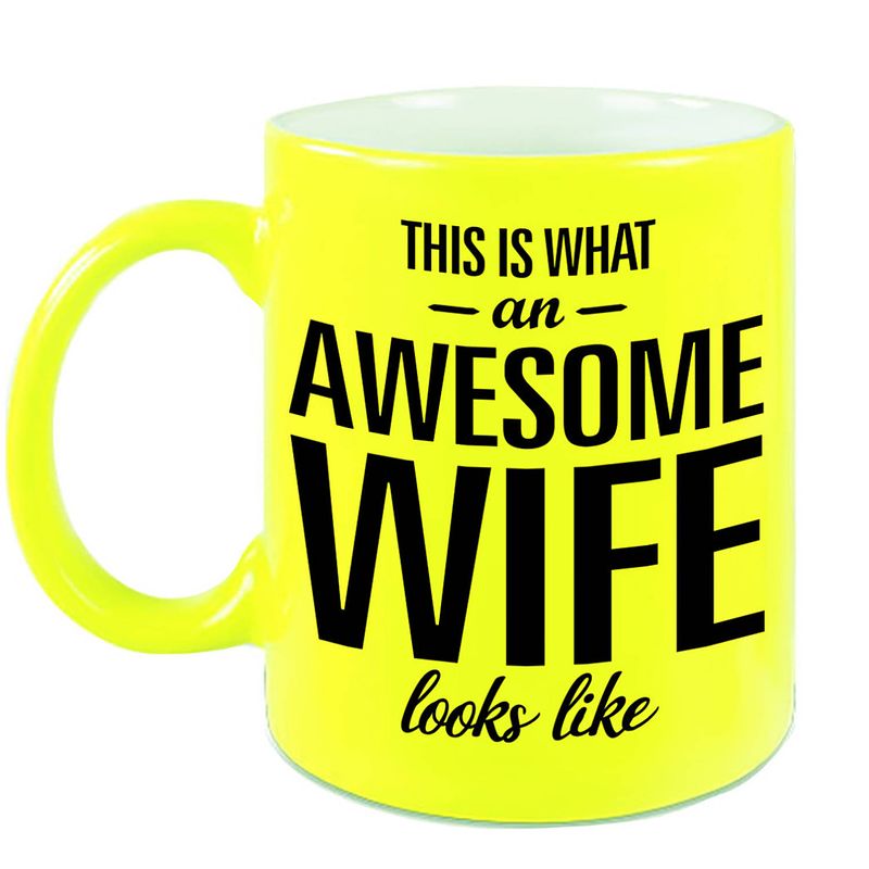 Foto van Awesome wife / echtgenote neon gele cadeau mok / beker 330 ml - feest mokken