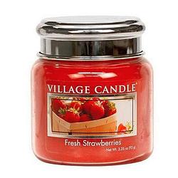 Foto van Village candle geurkaars fresh strawberries 7 cm wax/glas rood