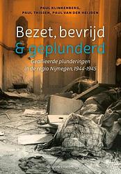 Foto van Bezet, bevrijd & geplunderd - paul klinkenberg - paperback (9789460045059)