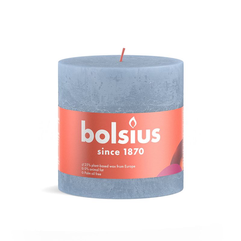 Foto van Bolsius stompkaars sky blue - ø100 mm - hoogte 10 cm - blauw - 62 branduren