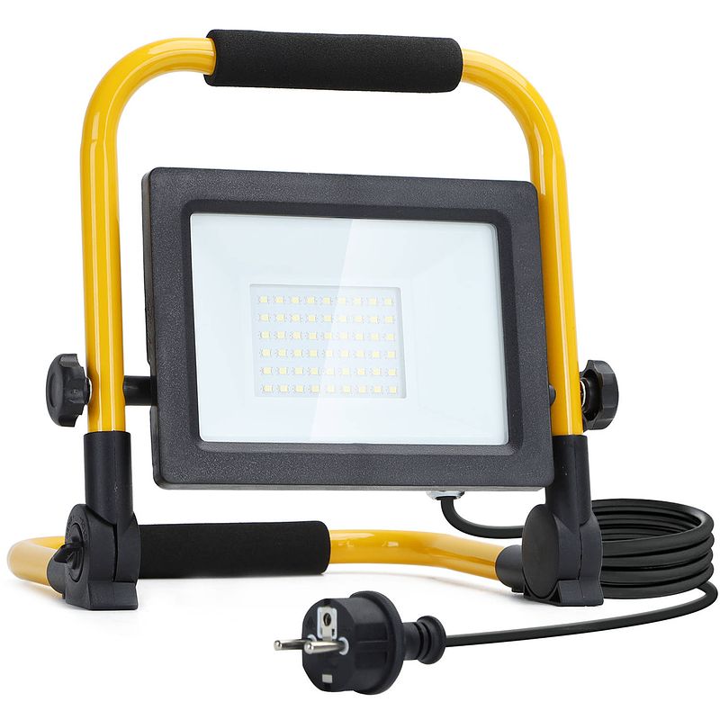 Foto van Aigostar 13vrr led werklamp - ip44 stootvast - 30w 2700 lm - 6500k daglicht wit - incl. 150cm aansluitstekker