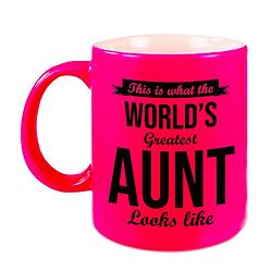 Foto van Worlds greatest aunt / tante cadeau koffiemok / theebeker neon roze 330 ml - feest mokken