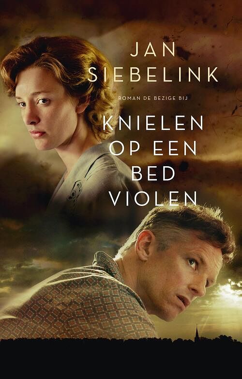 Foto van Knielen op een bed violen - jan siebelink - ebook (9789023456278)