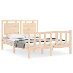 Foto van The living store massief grenenhouten bedframe - 195.5 x 125.5 x 100 cm - functioneel hoofd- en voeteneinde