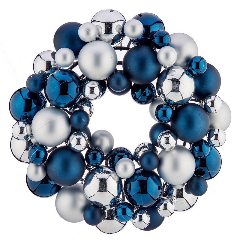 Foto van Kerstkrans/deurkrans met kunststof kerstballen blauw/zilver 35 cm - kerstkransen