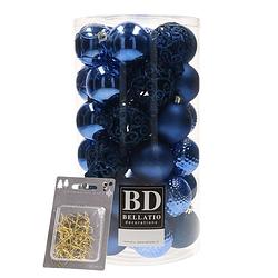 Foto van 37x stuks kunststof kerstballen kobalt blauw 6 cm inclusief gouden kerstboomhaakjes - kerstbal