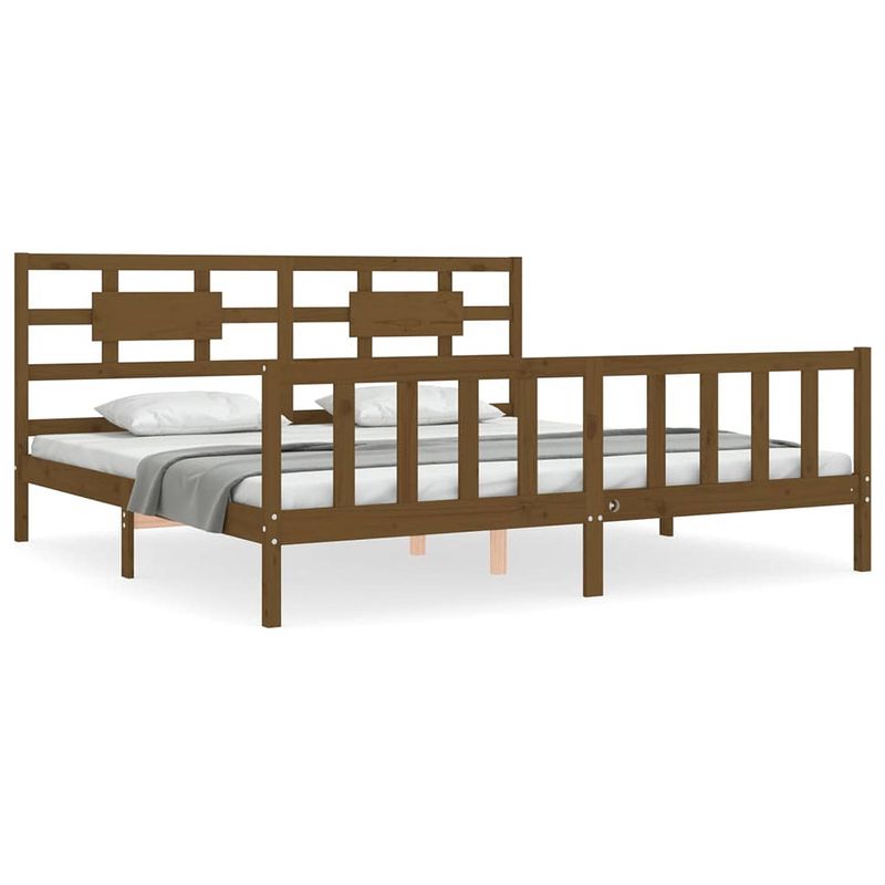 Foto van The living store bed the living store massief grenenhouten bedframe - 205.5 x 205.5 x 100 cm - honingbruin