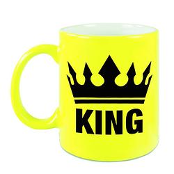 Foto van Cadeau king mok/ beker fluor neon geel met zwarte bedrukking 300 ml - feest mokken