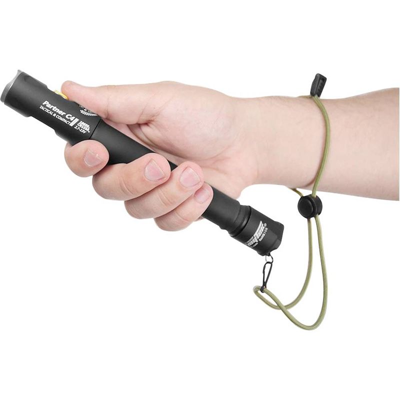 Foto van Armytek partner c4 pro warm handlamp werkt op een accu led 2300 lm 2040 h 73 g