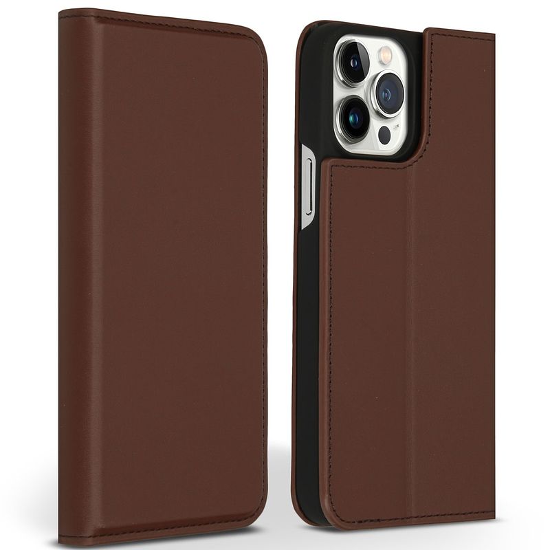 Foto van Accezz premium leather slim book case voor apple iphone 13 pro max telefoonhoesje bruin