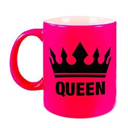 Foto van Cadeau queen mok/ beker fluor neon roze met zwarte bedrukking 300 ml - feest mokken