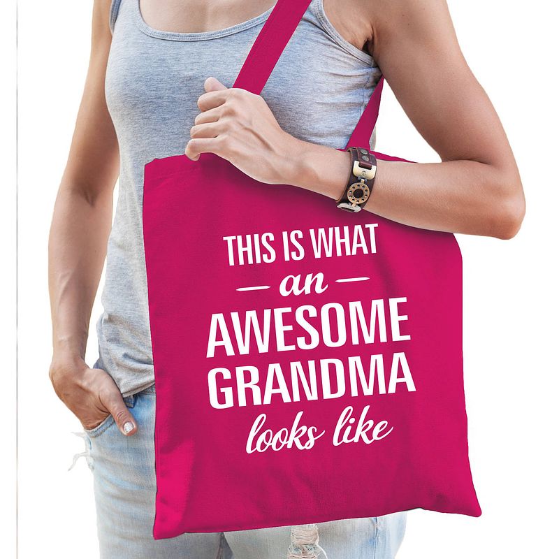 Foto van Awesome grandma / oma cadeau tas roze voor dames - feest boodschappentassen