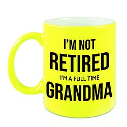 Foto van Im not retired im a full time grandma pensioen mok / beker neon geel afscheidscadeau 330 ml - feest mokken