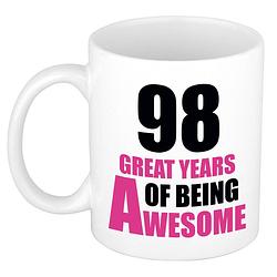 Foto van 98 great years of being awesome cadeau mok / beker wit en roze - feest mokken