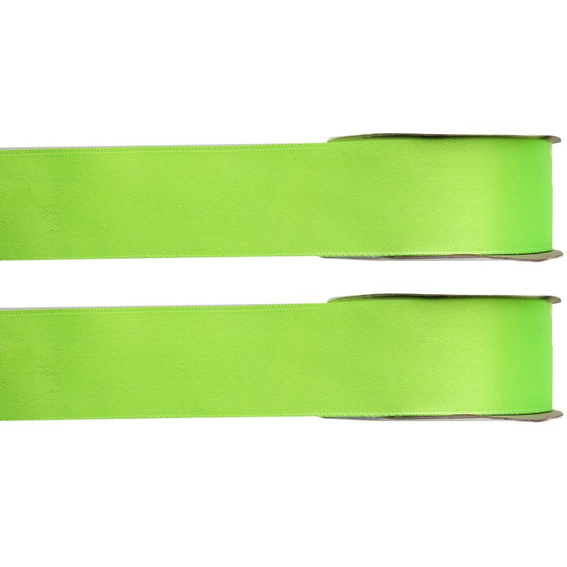 Foto van 2x hobby/decoratie lime groen satijnen sierlinten 1,5 cm/15 mm x 25 meter - cadeaulinten