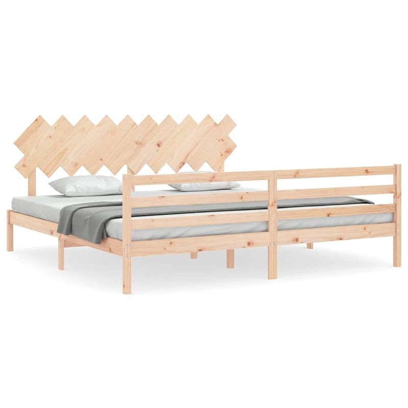 Foto van The living store houten bedframe - massief grenenhout - 205.5 x 205.5 x 81 cm - montage vereist