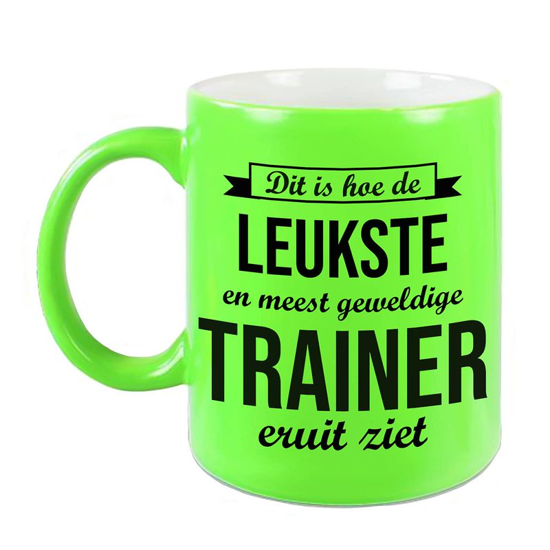 Foto van Leukste en meest geweldige trainer cadeau koffiemok / theebeker neon groen 330 ml - feest mokken