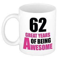 Foto van 62 great years of being awesome cadeau mok / beker wit en roze - feest mokken