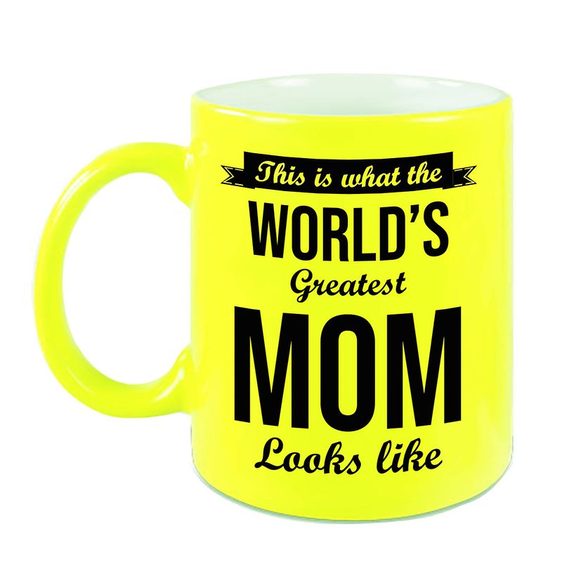 Foto van Worlds greatest mom cadeau koffiemok / theebeker neon geel 330 ml - feest mokken