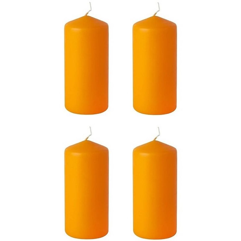 Foto van 4x stuks oranje stompkaarsen 15 cm 45 branduren - stompkaarsen