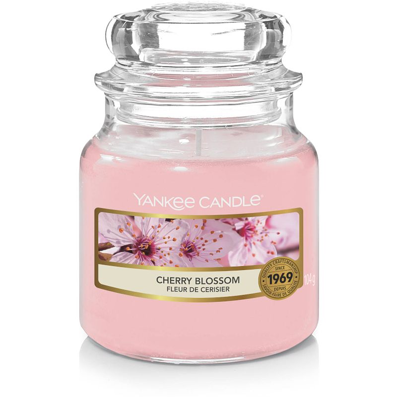 Foto van Yankee candle geurkaars small cherry blossom - 9 cm / ø 6 cm