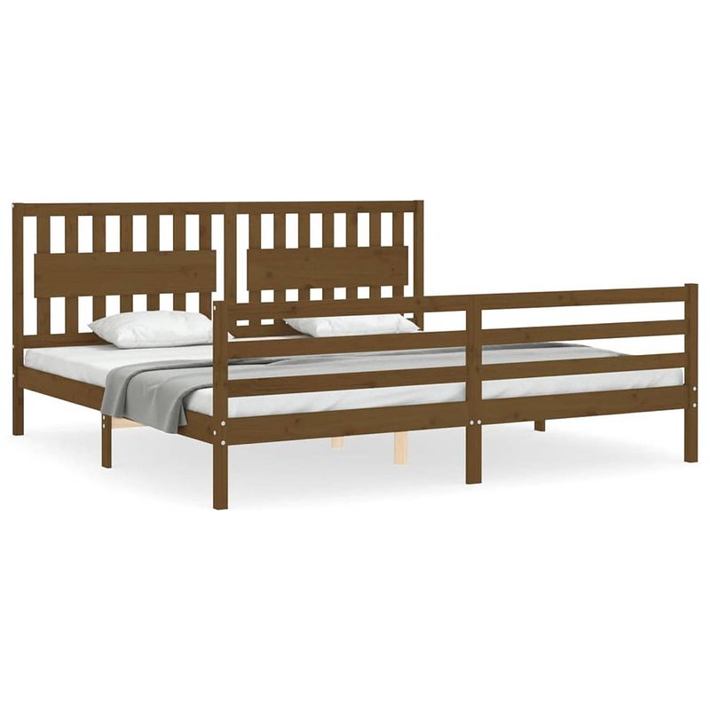 Foto van The living store bed - grenenhout - 205.5 x 205.5 x 100 cm - honingbruin